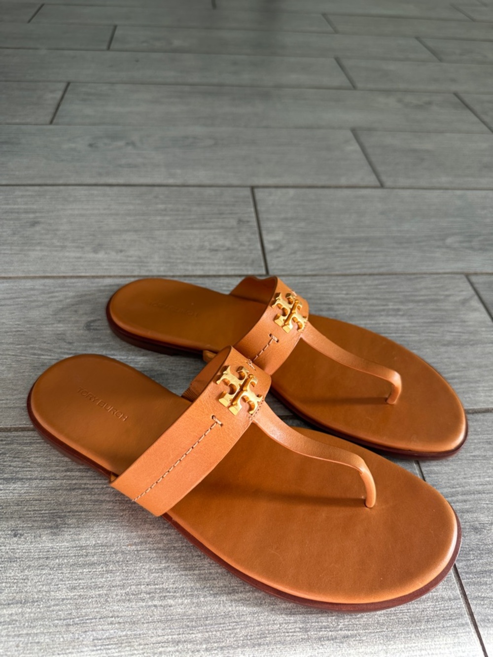Tory Burch Mini Everly Flat Thong Sandal Size 10.5 Tan Leather Gold Logo New! - Picture 3 of 8